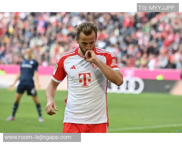 性感女歌手与凯恩同框合影亮相拜仁晚宴引发热议 性感女歌手与凯恩同框合影亮相拜仁晚宴引发热议